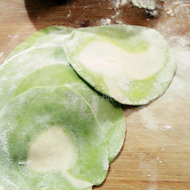 用小擀面杖擀成，中间厚旁边薄的饺子皮