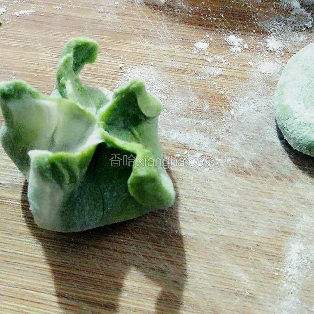 五角星的边，用食指和中指交替搓出花褶，