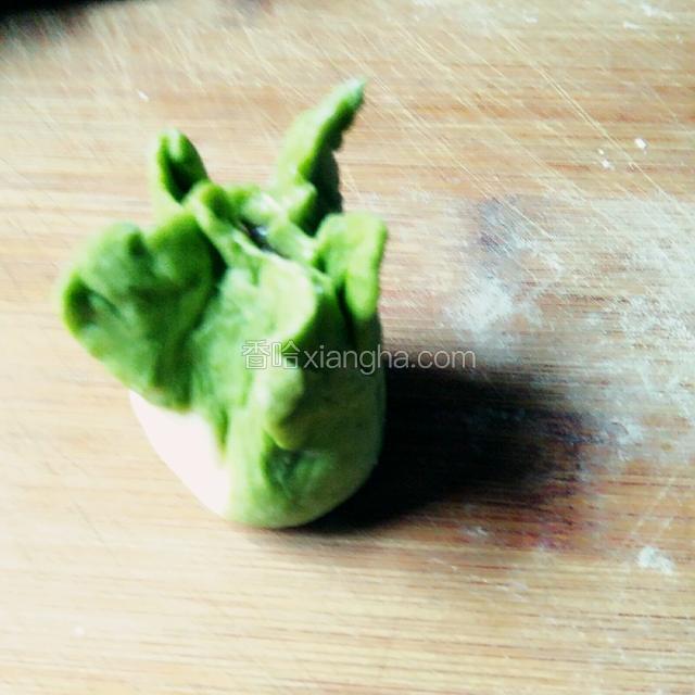最后稍加整形就可以了（还有更复杂的包法，我觉得整的不像白菜，就没有那样做。）