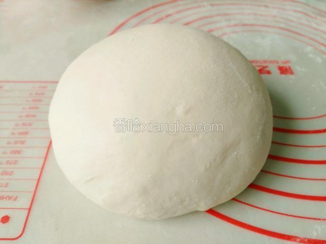 发好的面团取出揉均匀，不用过度揉面轻轻揉匀就好。