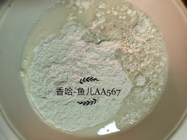 面粉加水和成面团。