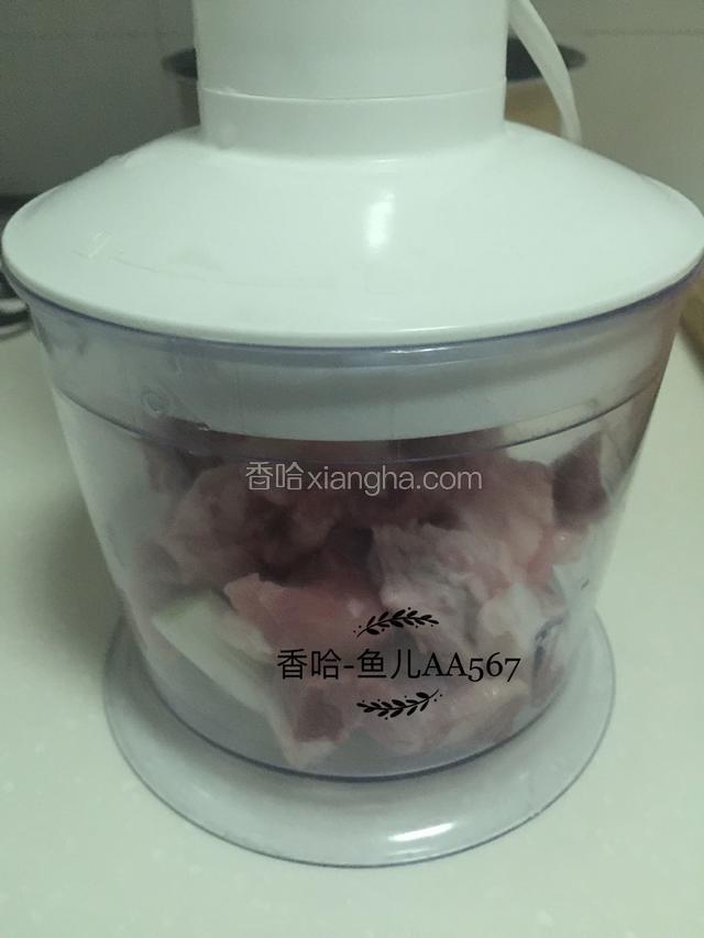 葱段、姜块、羊肉一起放入料理机搅碎。