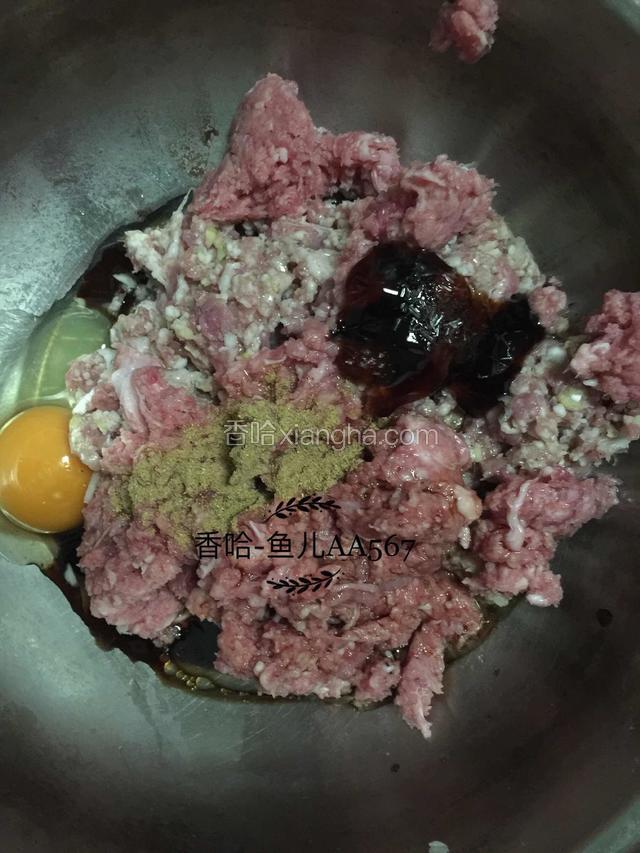 肉馅加花椒粉生抽蚝油鸡蛋味精料油。