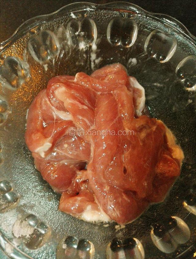 猪肉切薄片放入淀粉拌匀