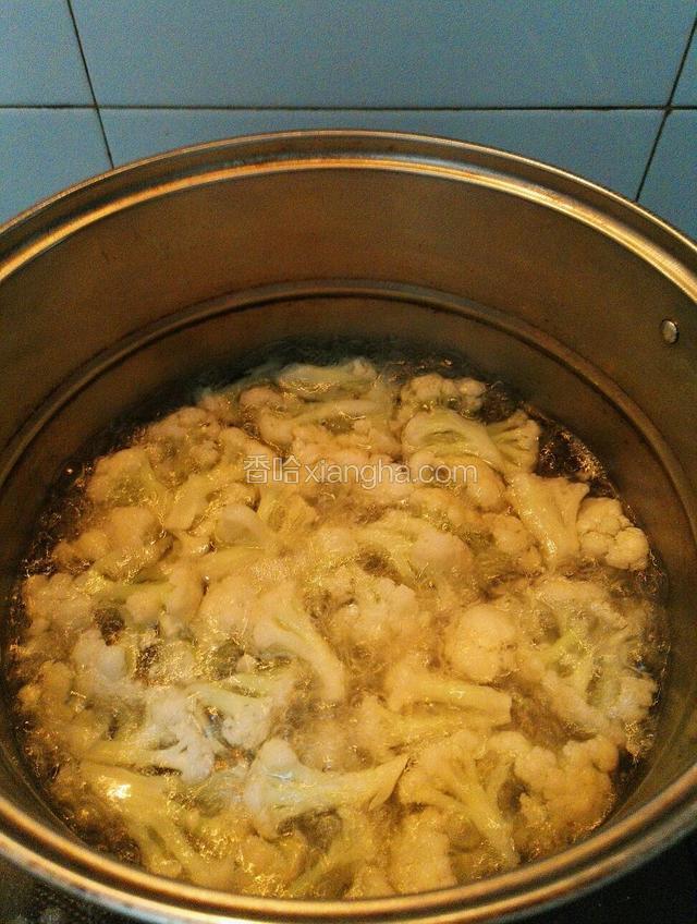 锅里放水烧开后，倒入菜花焯水