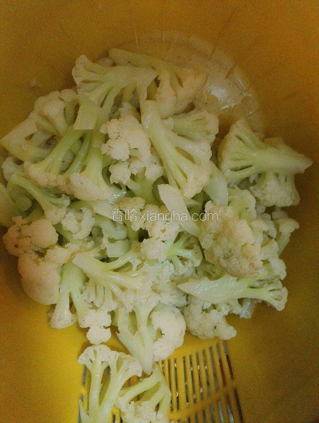 水再次烧开后捞出，控干水份备用