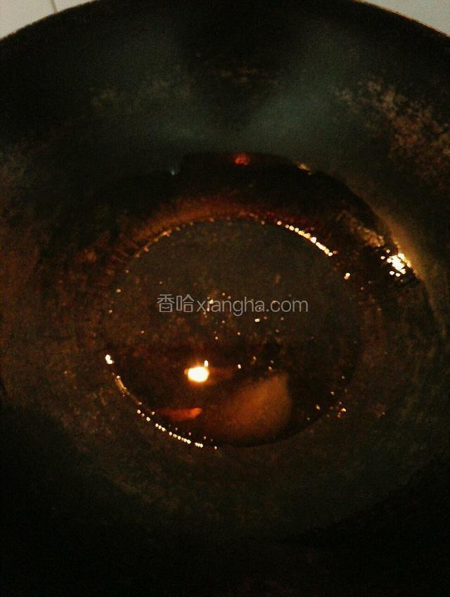 炒锅烧热后放入适量油