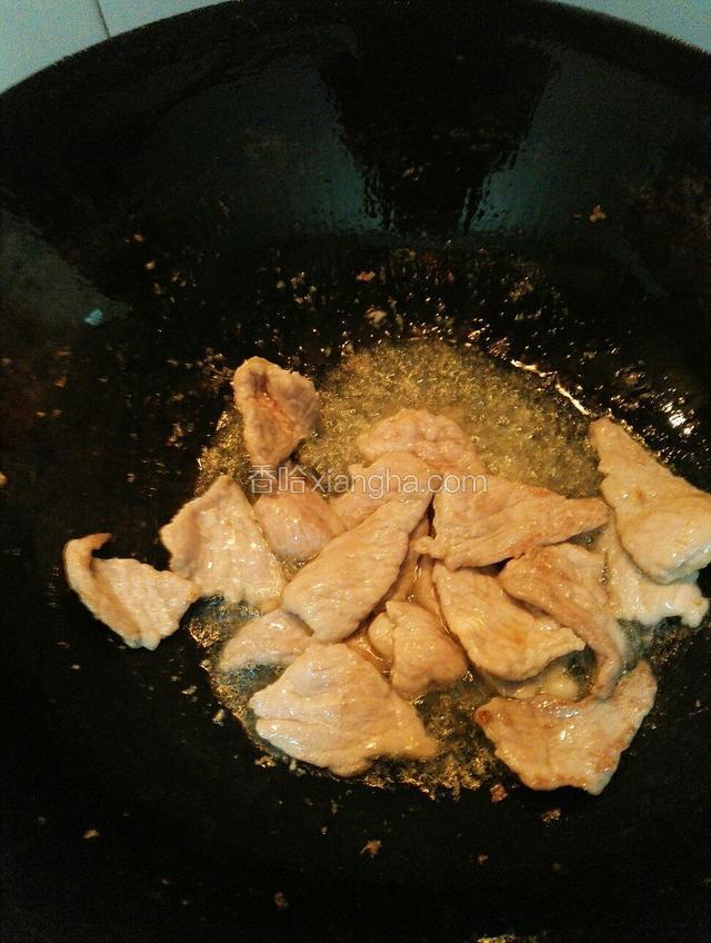 倒入肉片翻炒变白后，烹入料酒