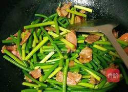蒜苔炒咸肉的做法图解7