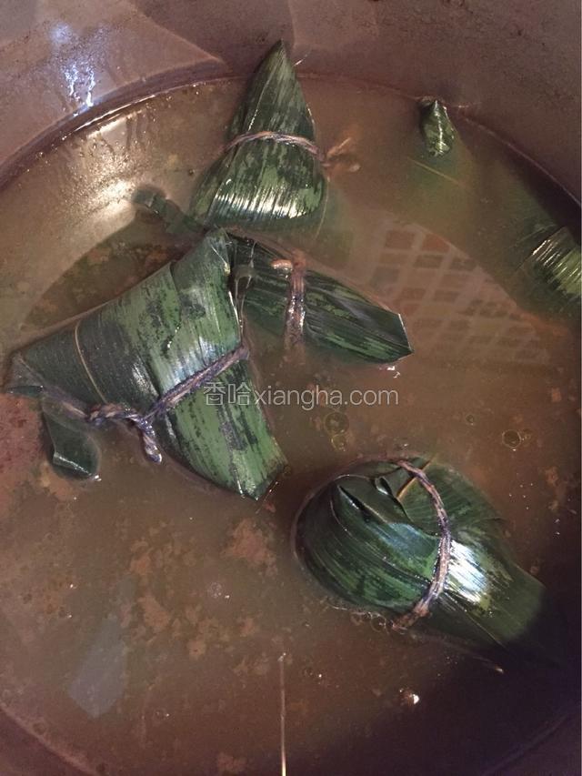 高压锅冒气了之后改中小火煮到90分钟，把肥油煮出来。