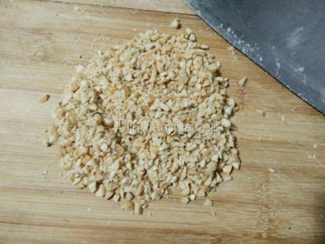 将花生核桃仁用刀斩碎，越碎越好（可以借用料理机打碎）