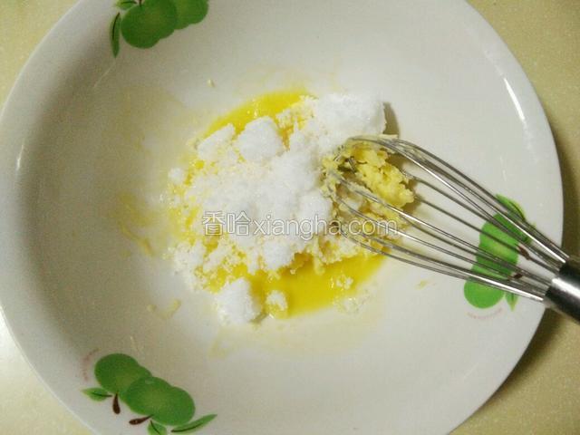 拿个大碗，黄油软化后加入糖用打蛋器打发（可以用电动打蛋器）