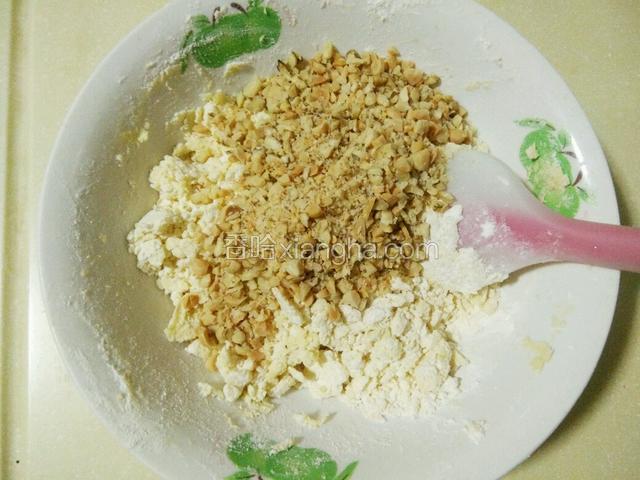 倒入碎果仁