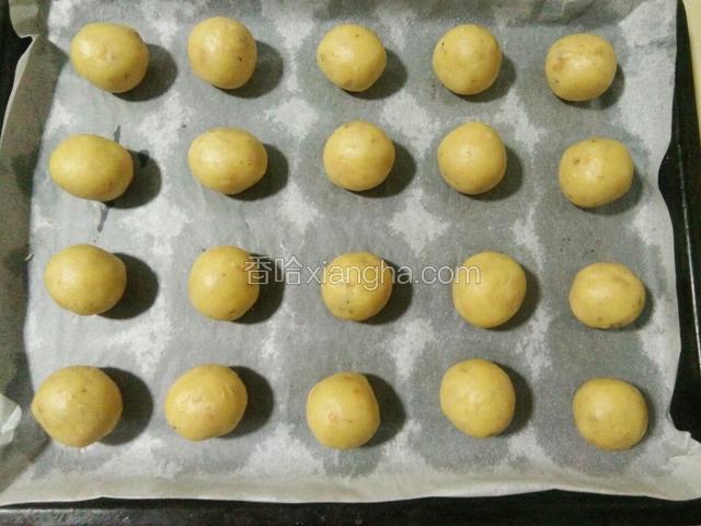 烤盘铺上油纸，将面团平均分20等份，每个小球13克（这时候预热烤箱150度）