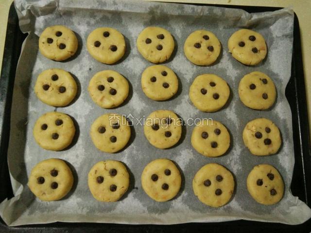 将巧克力豆按照图片这样依次按好（巧克力豆是按进去，不是摆）