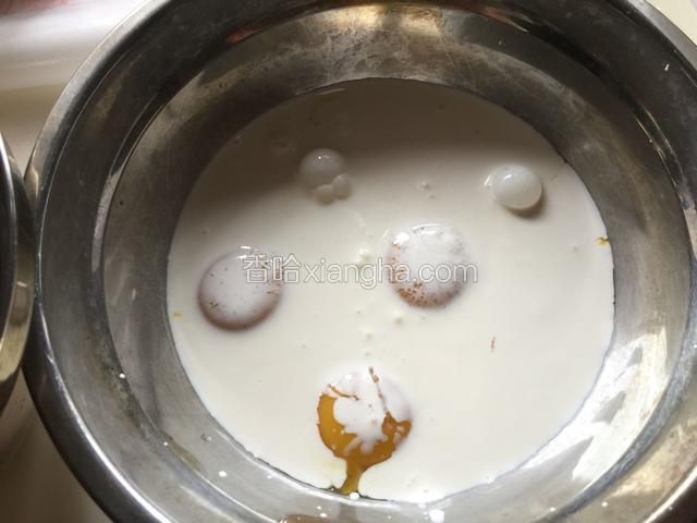 蛋黄加入淡奶油和糖拌匀，直至糖融化
