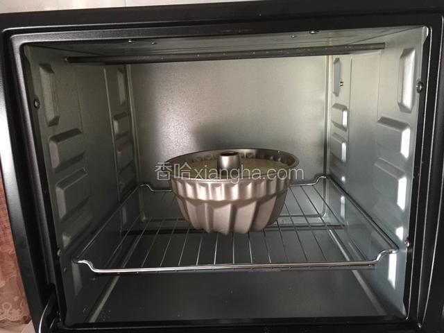放入预热好的烤箱下层，转165度烤35-40分钟