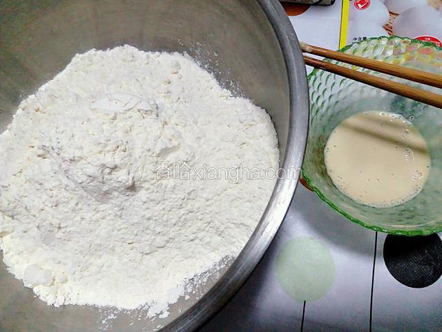 再倒入面粉中和面。