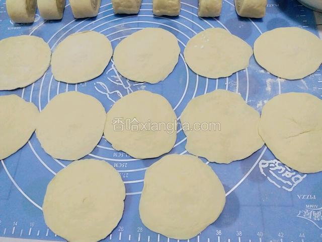 把做包子的小剂子，分别擀成如图圆面片，醒一会儿。