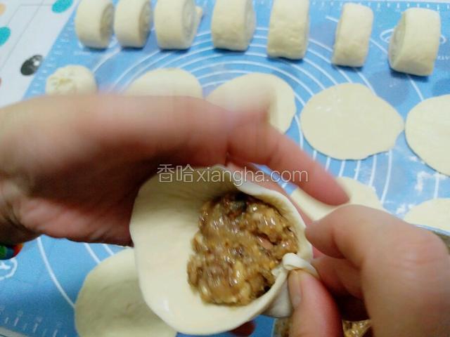 第二步如下图从一边顺方向转圈一点点捏住。