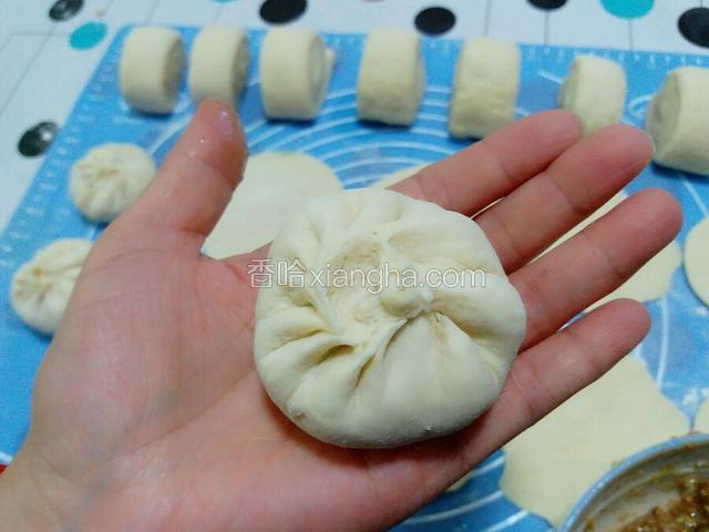 这样一个经典包子的制作就完成了，然后继续包。