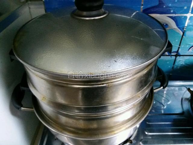 等蒸锅大火烧开水后，上笼蒸15分钟，然后关火虚蒸5分钟即可。