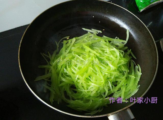 倒入莴笋丝快速翻炒几下。