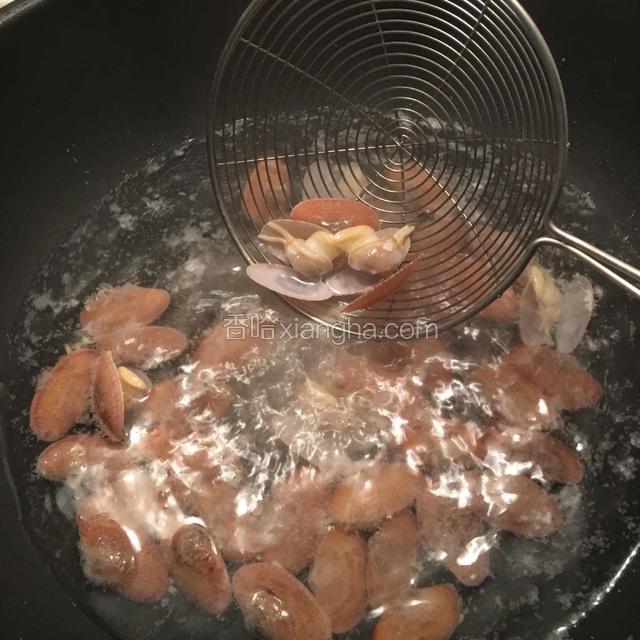 锅里烧开水，放花甲焯水至开口