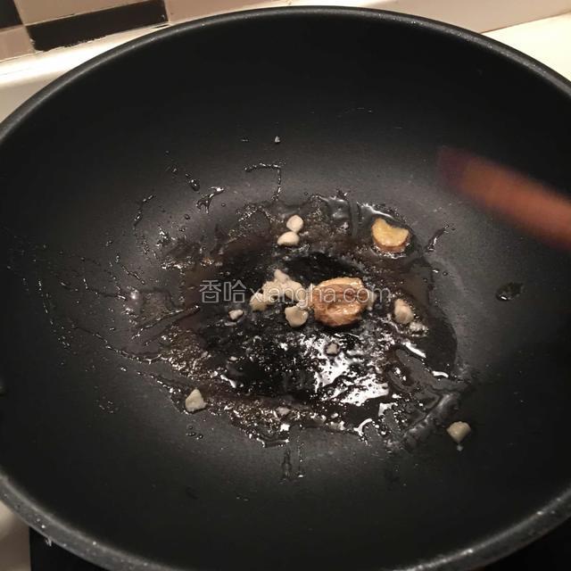 热油锅，先放姜片，蒜头爆炒香