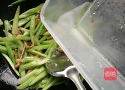 西芹炒鱿鱼干的做法图解5