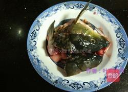 萝卜鱼头汤的做法图解1