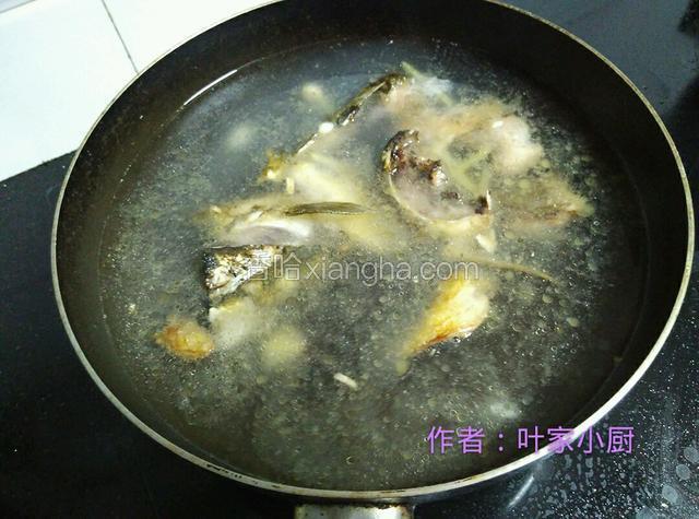 倒入适量水，盖上锅盖大火煮开，转中火煮约8分钟。