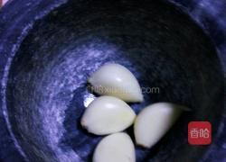 蒜泥胡萝卜银耳的做法图解2