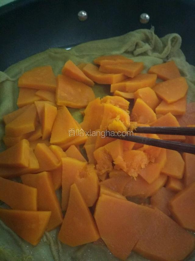 上汽后大概8分钟就熟了，用筷子夹一下，如果烂了就是熟了的