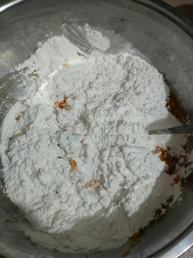 拌好南瓜泥加入糯米粉，先不要一次性加