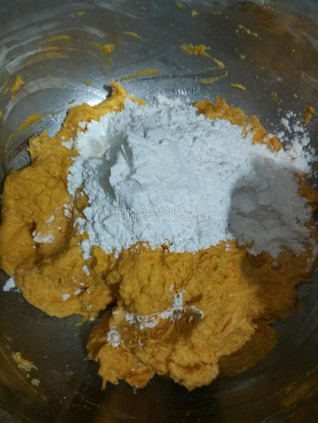 搅拌均匀，如果还粘手继续加糯米粉，加到不粘手为止，也不用太干可以揉成团即可。为什么这里没有给出糯米粉重量，是因为南瓜含水量不同所需要的糯米粉也就不同，要视当时情况而定