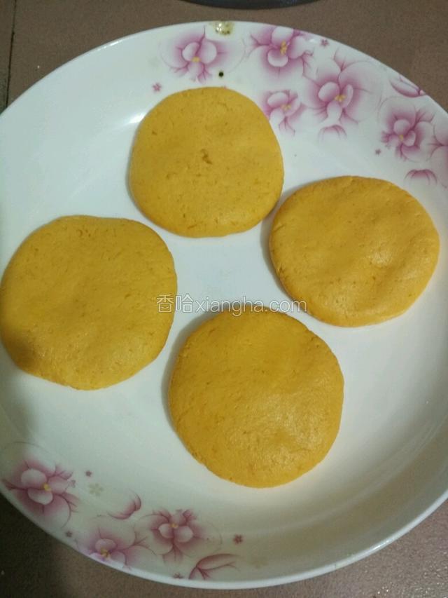 取一点面团揉成圆形再用手掌按扁成饼即可