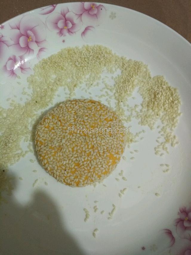 也可以粘上芝麻哦，里面还可以放豆沙馅或者芝麻糖馅料都好吃哦