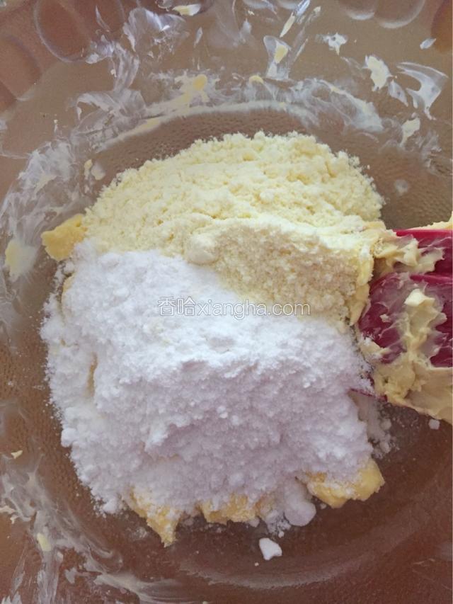 黄油软化，加糖，奶粉，搅拌均匀