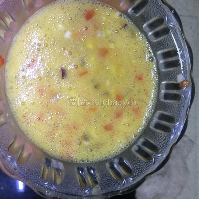 蛋液搅拌均匀,放入甜椒,洋葱,葱,盐,花椒粉。搅拌均匀