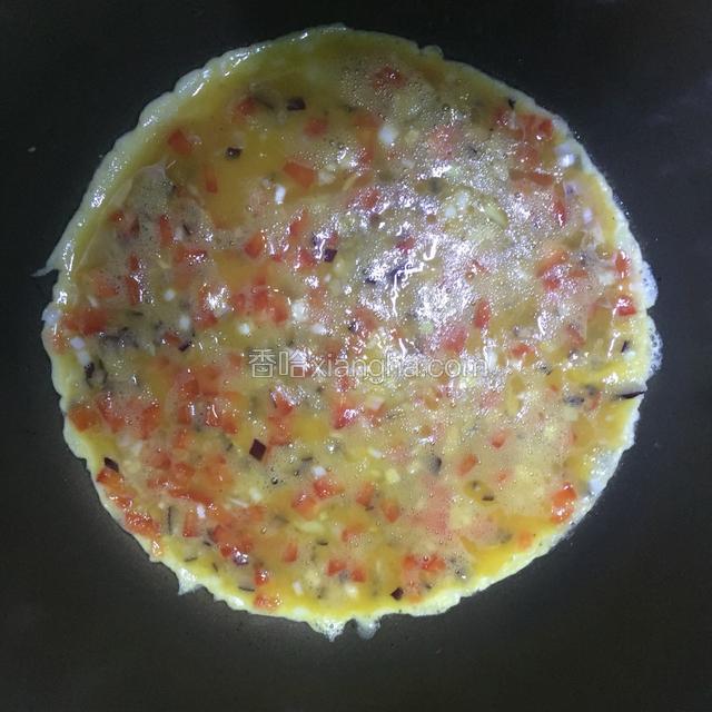 锅里小火加少量油倒入蛋液,小火满煎,至快要凝固时加入芝士