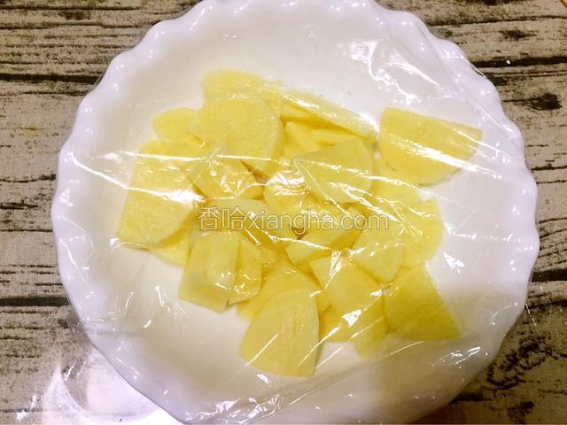 土豆去皮洗净切成薄片盖上保鲜膜放入微波炉加热至熟