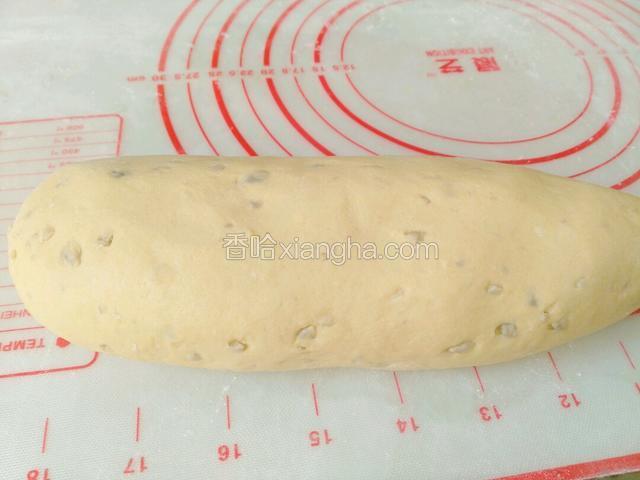 手工揉均匀，搓条分割剂子，三个面剂，揉均匀稍微醒一会，