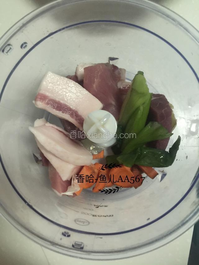 葱姜胡萝卜猪肉一起放入料理机打碎。