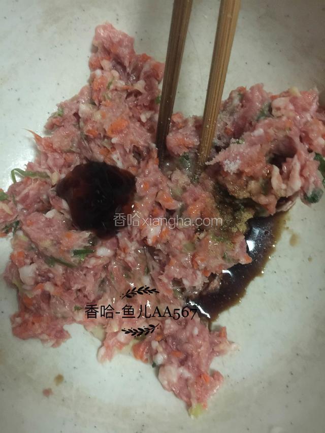 放盐、蚝油、生抽、花椒粉、味精调味。