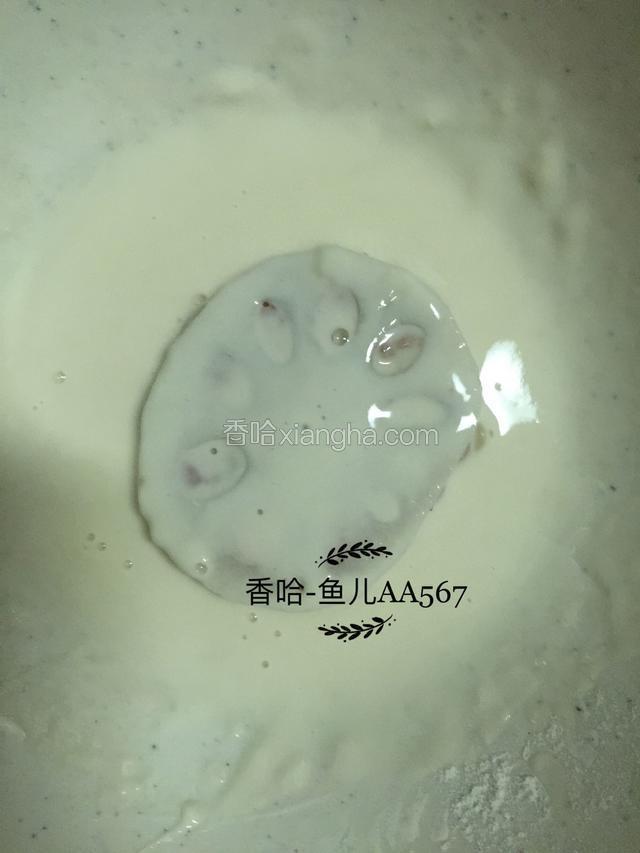 大喜大香酥炸粉用少许凉开水调成糊状，处理好的藕夹均匀裹上面糊。