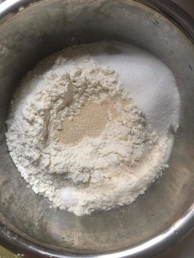 除黄油外所有材料放入盆里搅拌均匀
