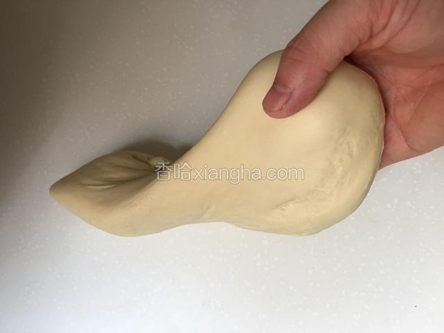 取出面团揉搓,还有摔打面团