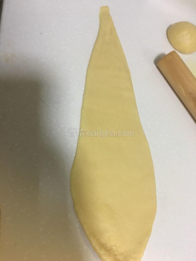 取一个面团擀成上面小下面大的小面皮