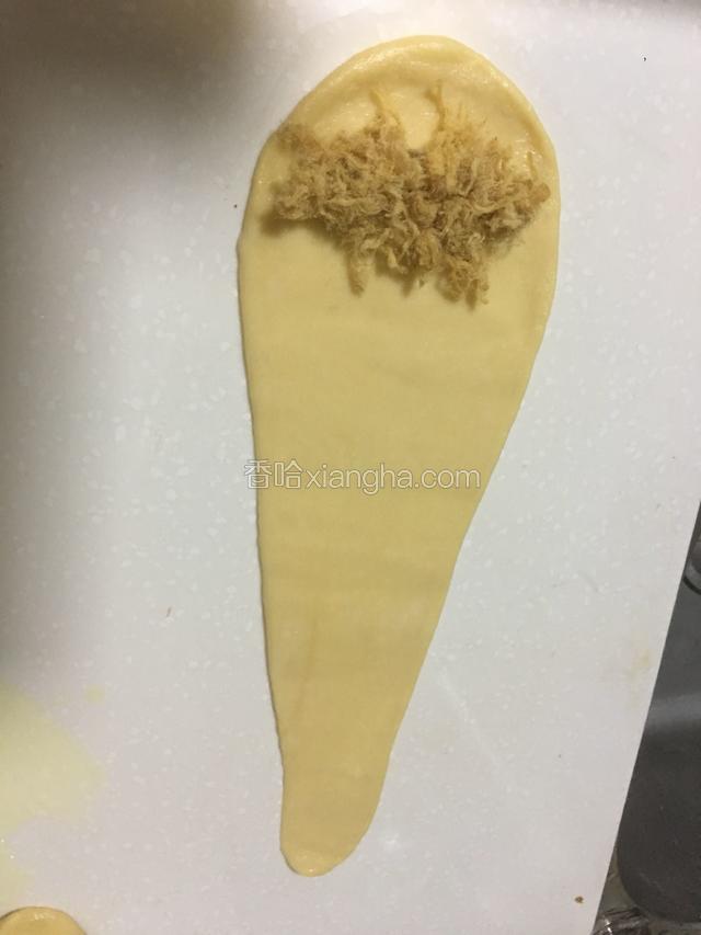 然后放点肉松在下面